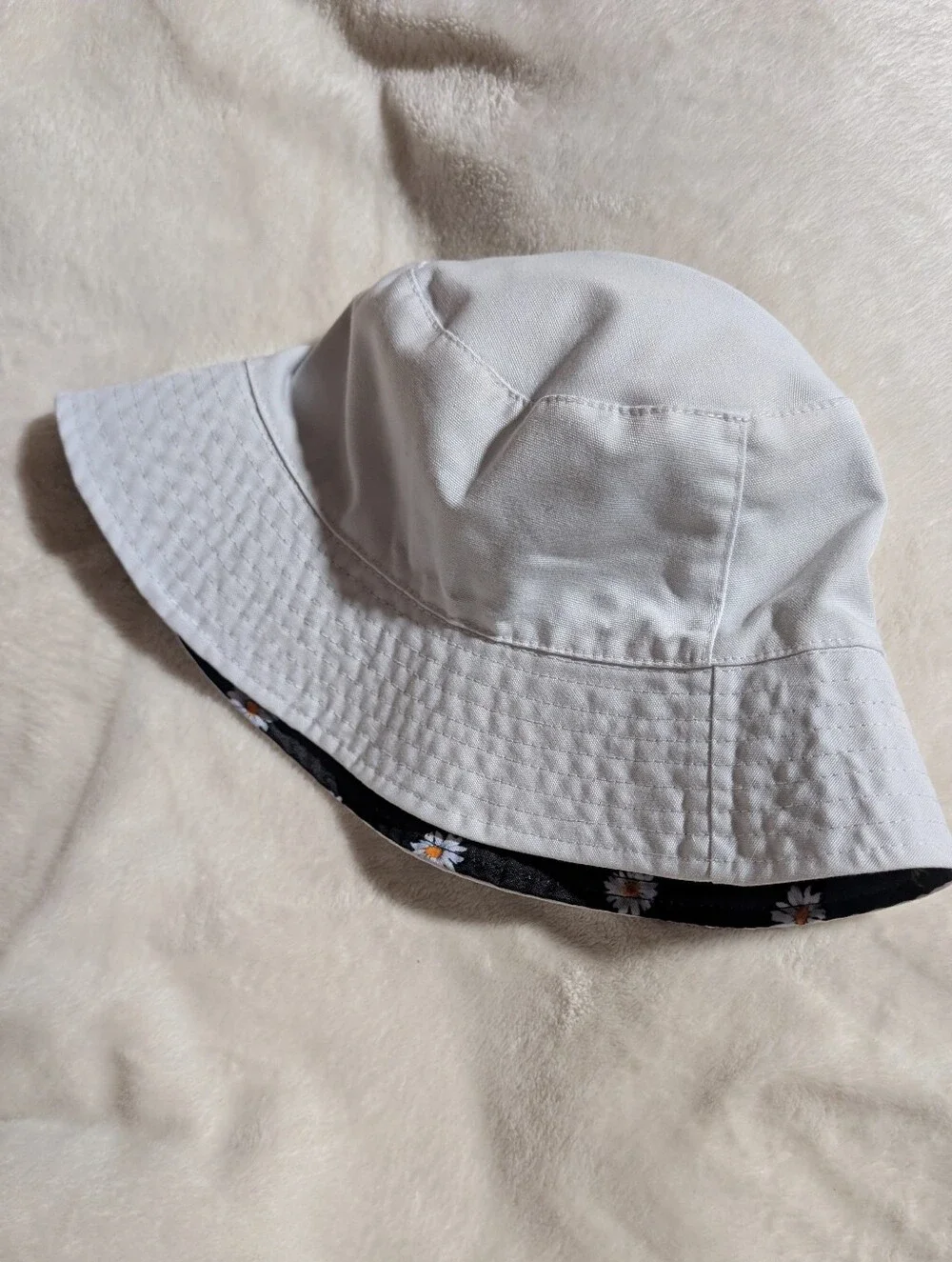 Alice+Olivia Reversible Daisy Floral White & Black Bucket Hat Kids/Pre-Teen